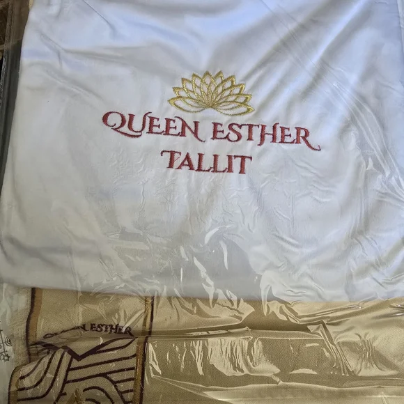 Cream Artistic Tallit with Hebrew Letters - Picture 4 of 14